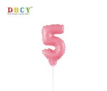 Balónek s číslem na tyči "5"