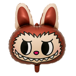 Fóliový balónek ve tvaru labubu o rozměrech 68x48 cm.